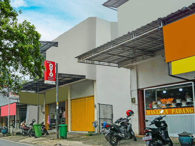 Exterior & Views 2, OYO Life 709 Menjangan Residence at Klayatan, Malang