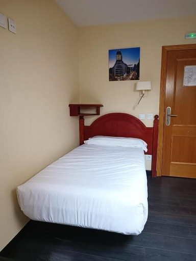 Bedroom 5, Hotel Pizarro, Madrid
