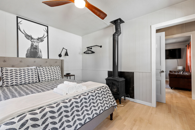 Bedroom 3, Spearfish Cottages, Lawrence
