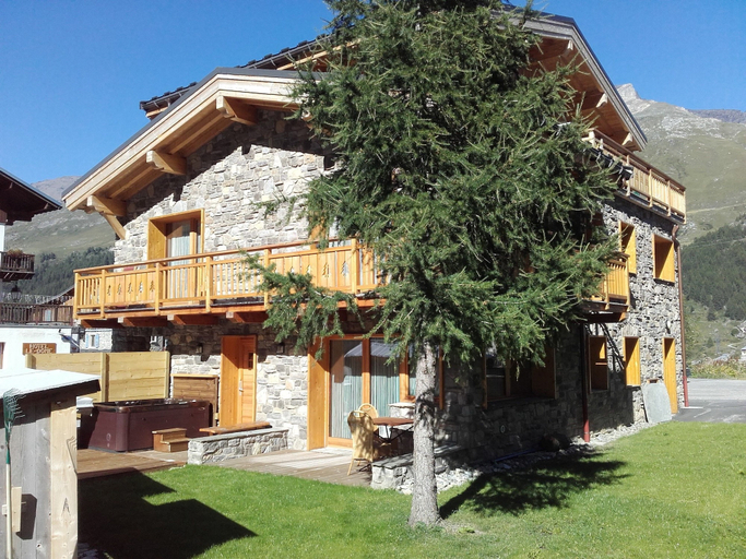 Exterior & Views