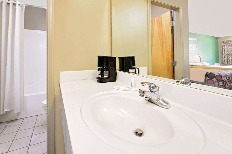 Bathroom 4, Super 8 by Wyndham Kosciusko, Attala
