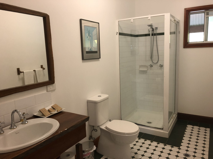 Bathroom 4, Daintree Manor Bed & Breakfast, Douglas
