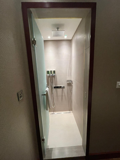 Bathroom 4, Bahrain Airport Hotel Airside Hotel for Transiting and Departing Passengers only, Muharraq