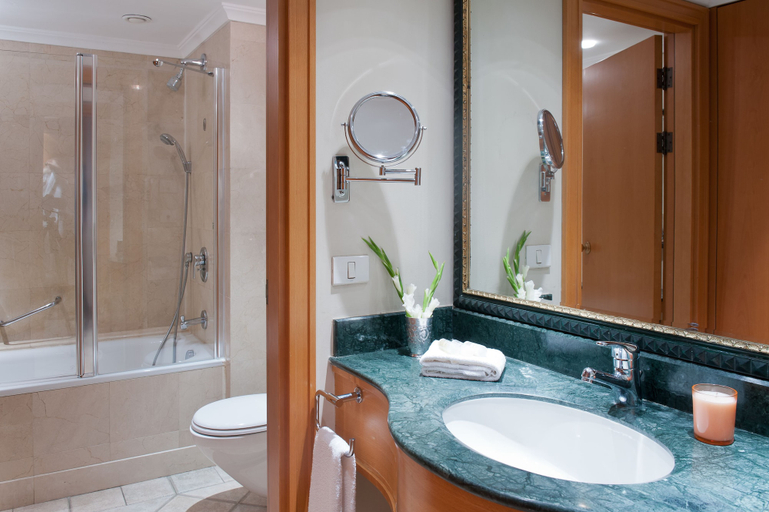 Bathroom 5, Aria
