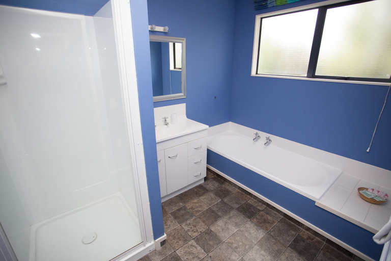 Bathroom 5, The Coast Motel, Timaru