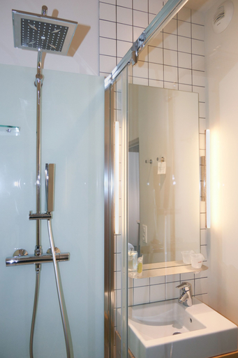 Bathroom 3, Hôtel et Apparts Marin, Mayenne