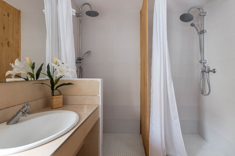 Bathroom 4, Urban Hostel Palma Albergue Juvenil, Baleares