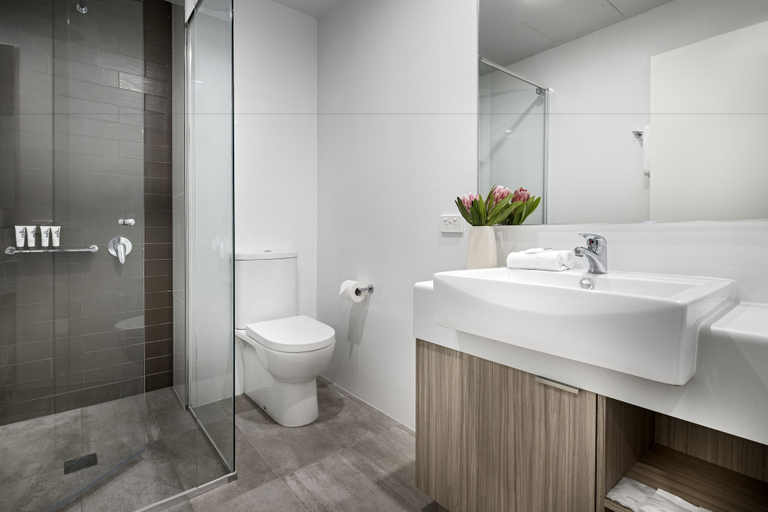 Bathroom 5, Quest Midland, Swan