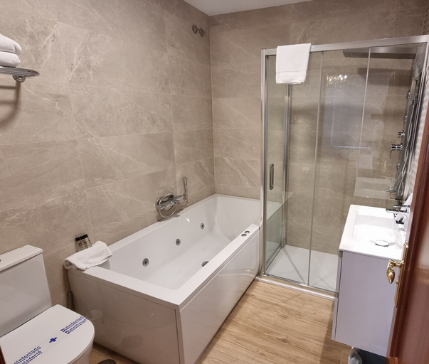 Bathroom 4, Hotel Infanta Isabel, Segovia