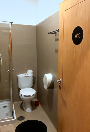 Bathroom 3, The Poets Inn, Porto