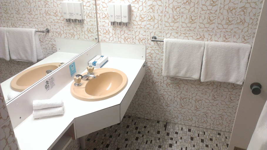 Bathroom 2, Lindy Lodge Motel, Adelaide