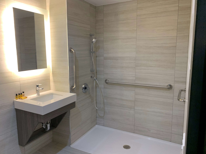 Bathroom 5, Best Western Plus Brooklyn-Prospect Park, New York