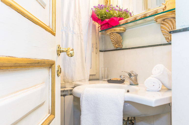 Bathroom 5, Medici Suite - Medici Suite 8 Person, Florence