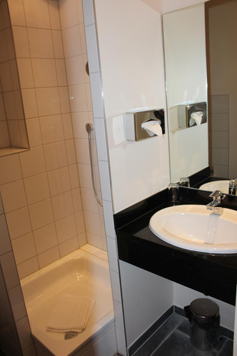 Bathroom 5, Hotel Bonjour, Main-Taunus-Kreis
