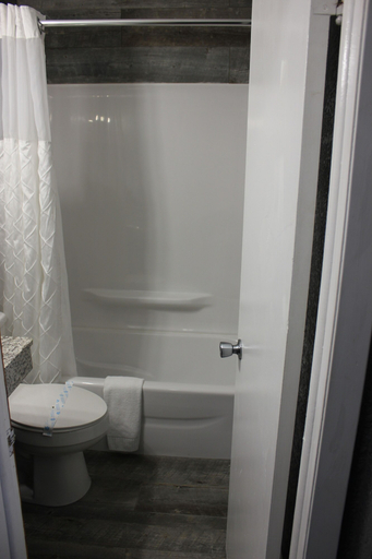 Bathroom 4, Econo Lodge Oskaloosa, Mahaska
