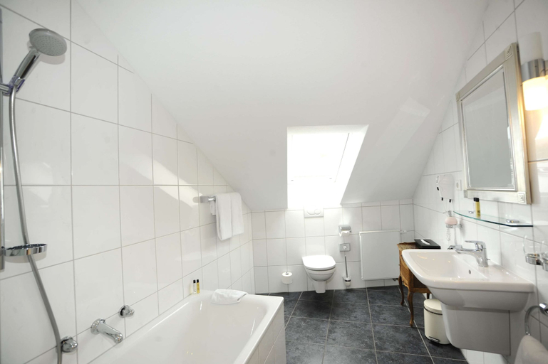 Bathroom 4, HELIOPARK Bad Hotel zum Hirsch, Baden-Baden