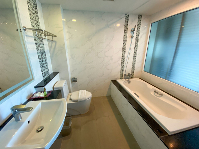Bathroom 3, Vareena Palace Hotel, Pattaya