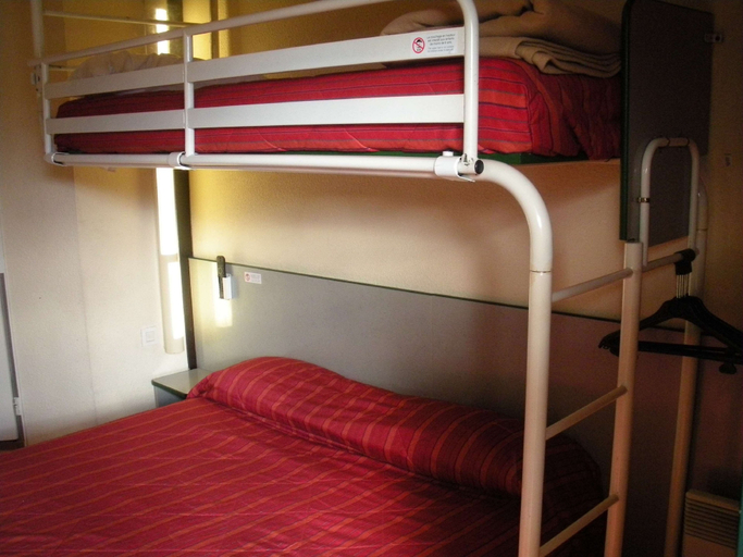 Bedroom 3, Premiere Classe Evreux, Eure