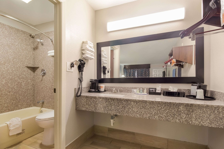 Bathroom 4, Quality Inn Madisonville, Madison