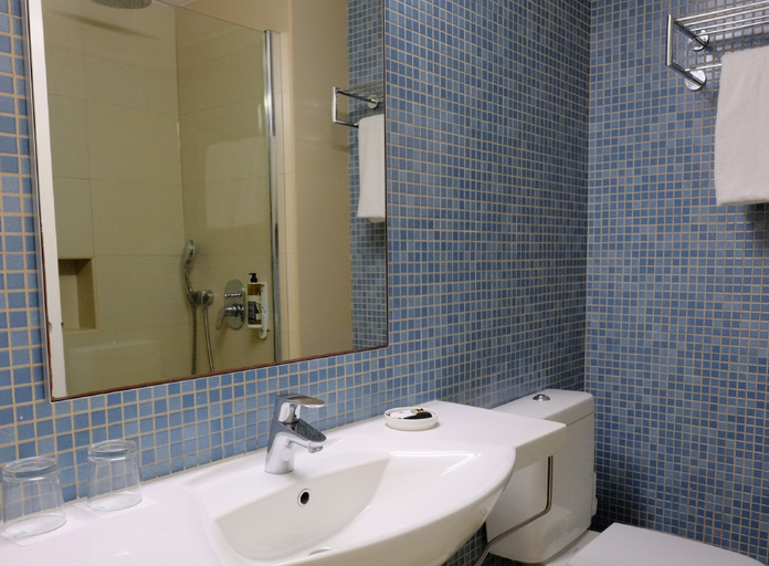 Bathroom 5, Sunrise Gardens Aparthotel