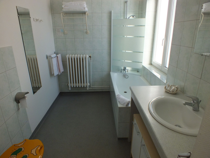Bathroom 3, Hôtel La Prairie, Isère