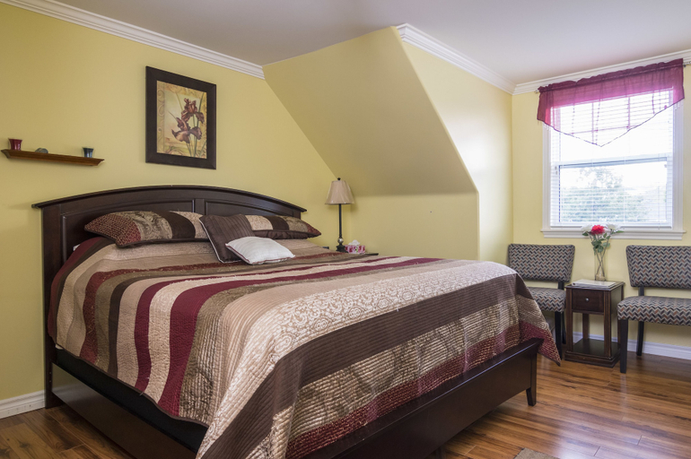 Bedroom 3, Whitsha Inn B&B, Division No. 8