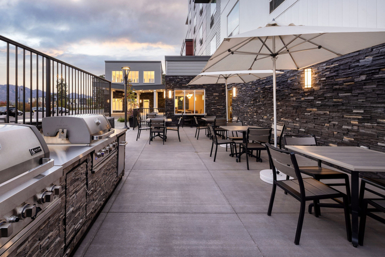Food & Drinks 4, TownePlace Suites by Marriott West Kelowna, Central Okanagan