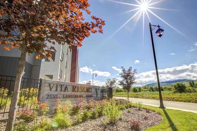 Exterior & Views, Romantic Lakeside Studio Suite, North Okanagan