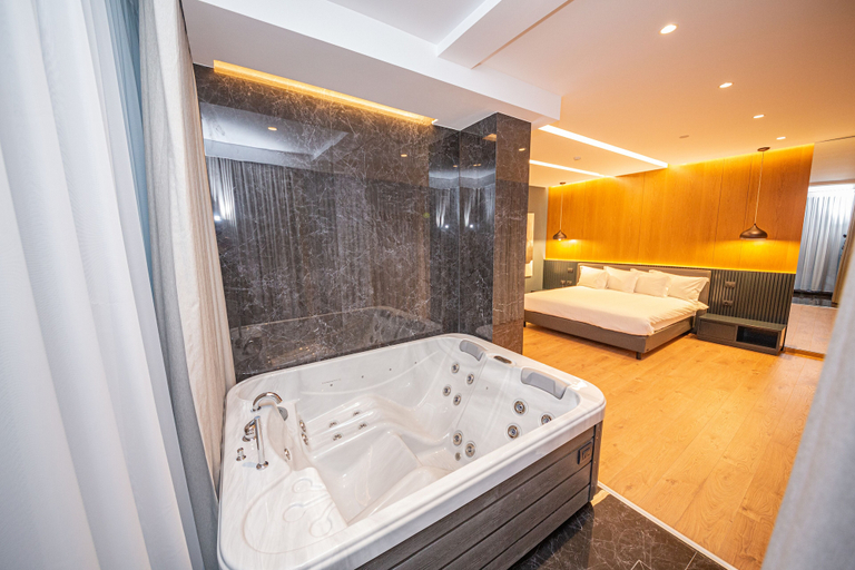 Bathroom 4, Black Diamond Hotel, Tiranës
