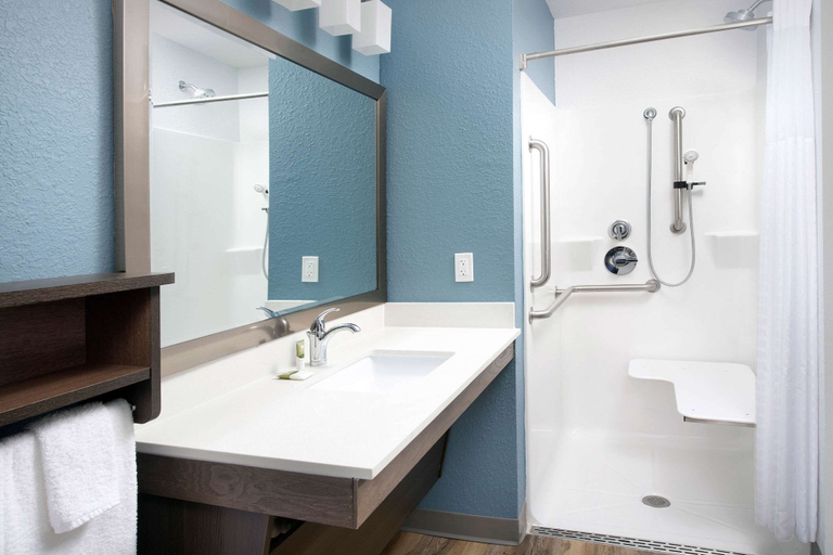 Bathroom 4, Woodspring Suites West Des Moines, Dallas