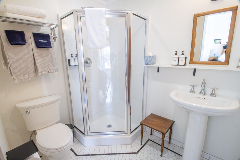 Bathroom 3, Pert House, Saint Lawrence