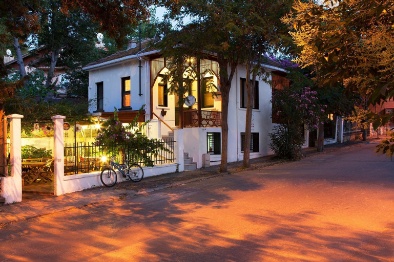 Orhan Kutbay'in Evi Turyolu Cafe Pansiyon, Adalar