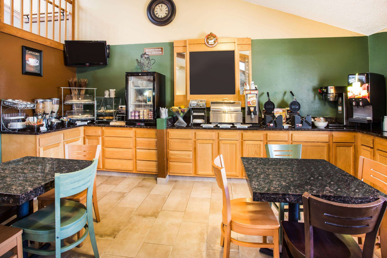 Food & Drinks 5, AmericInn by Wyndham Menomonie, Dunn