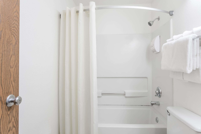 Bathroom 4, Super 8 by Wyndham Hampton, Hampton