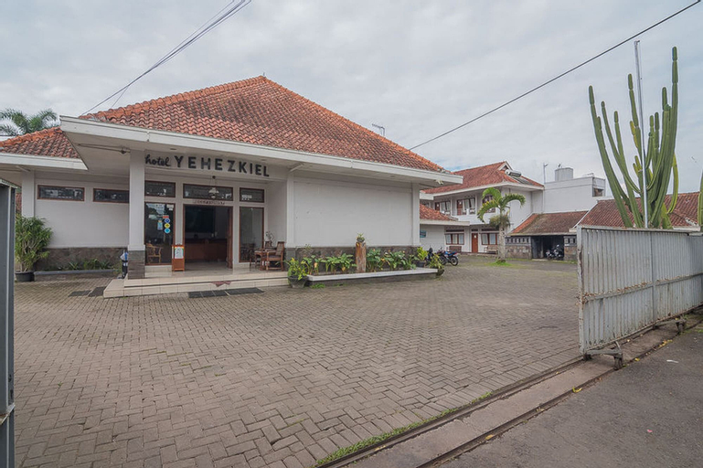 Exterior & Views 2, Yehezkiel Hotel Lembang Mitra RedDoorz, Bandung