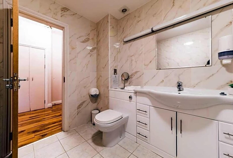 Bathroom 3, Baylis Park Hotel, Slough
