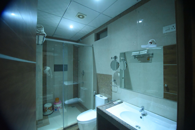 Bathroom 3, R Empire Dvanagere, Davanagere