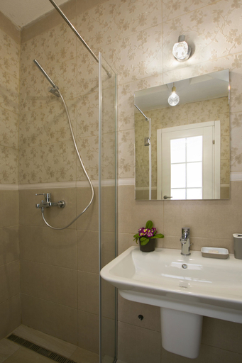 Bathroom 5, Marinero Apartments