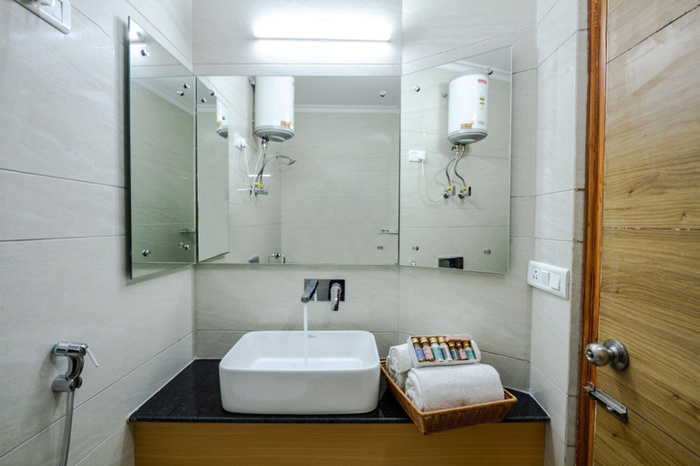 Bathroom 3, Anand Vardhan Resorts, Kullu
