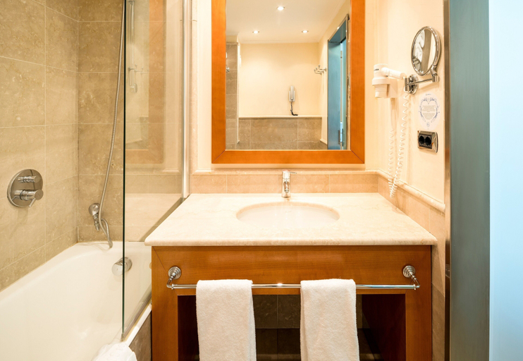Bathroom 5, Hotel ILUNION Aqua 3, Valencia