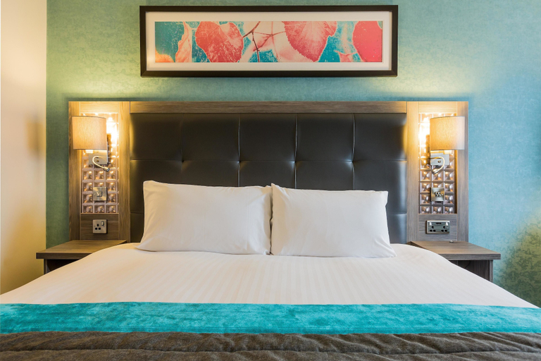 Bedroom 3, Leonardo Hotel Liverpool, Sefton