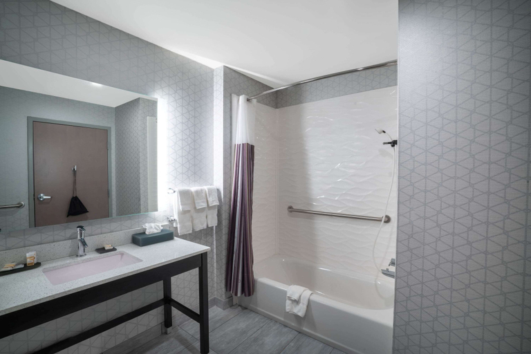 Bathroom 4, La Quinta Inn & Suites by Wyndham West Memphis, Crittenden