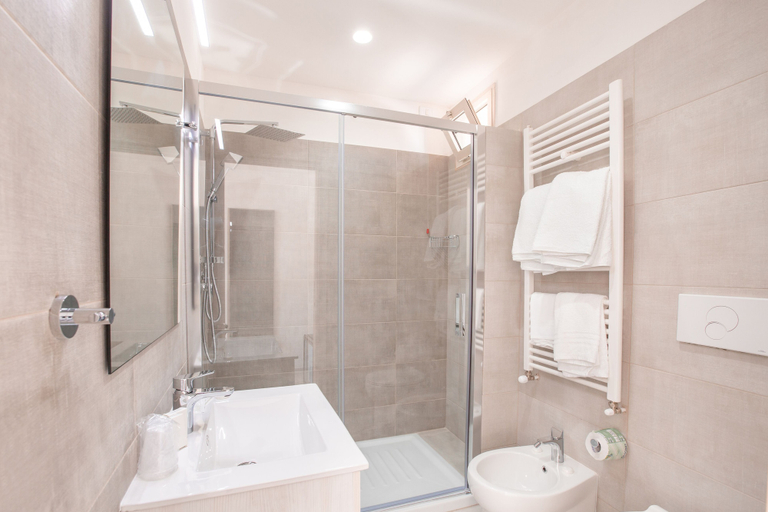 Bathroom 3, Approdo di Venere, Foggia