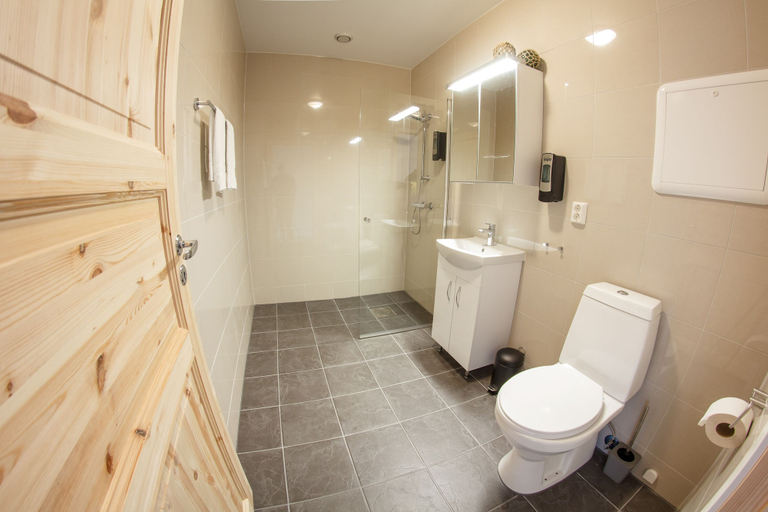 Bathroom 3, Eliassen Rorbuer, Moskenes
