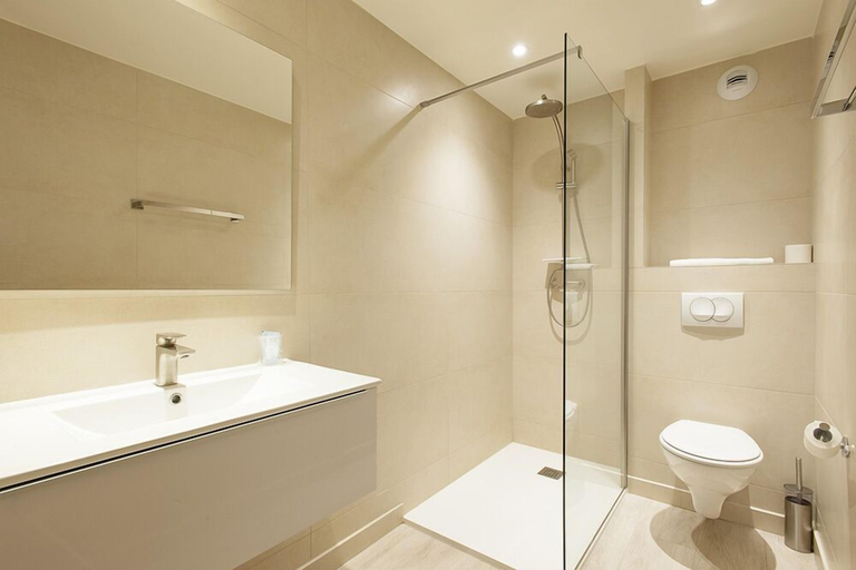 Bathroom 5, Hotel restaurant des Maures, Var