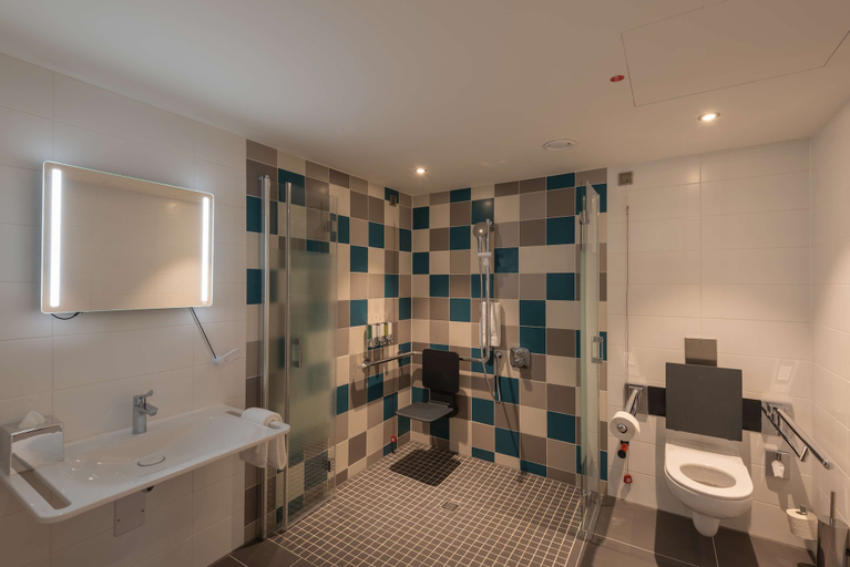 Bathroom 5, Hampton by Hilton Düsseldorf City Centre, Düsseldorf