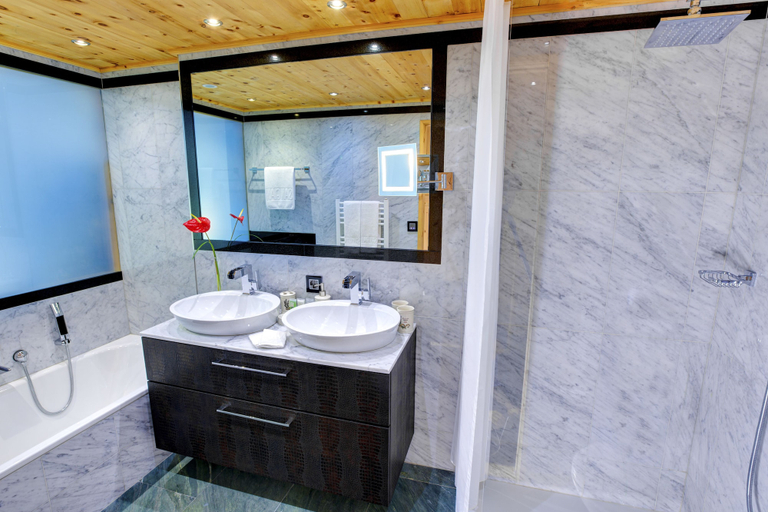 Bathroom 5, Hotel San Gian, Maloja
