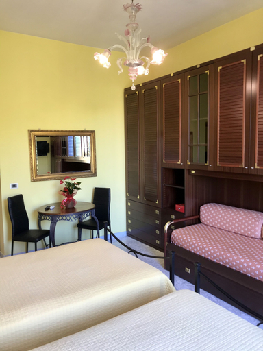 Bedroom 2, Il Tesoro, Rome