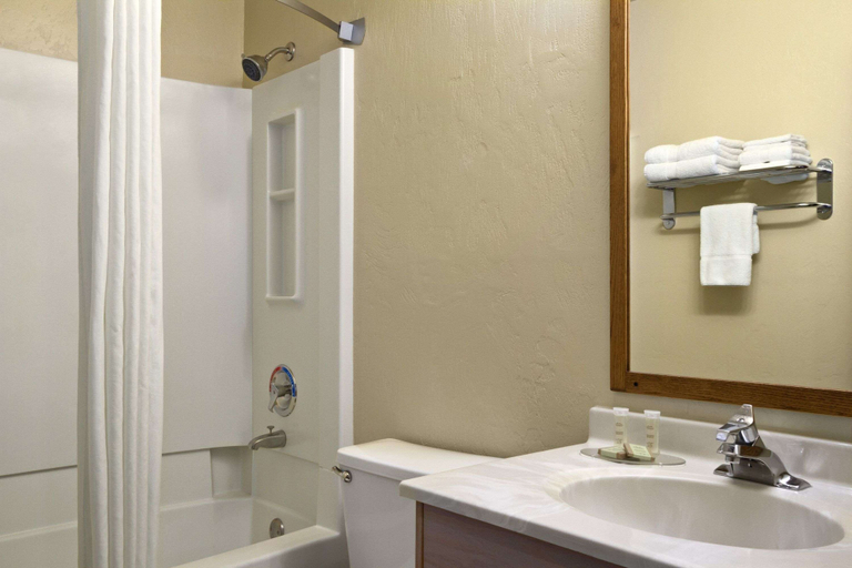 Bathroom 4, Super 8 by Wyndham Kennewick, Benton