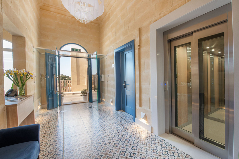 Others 5, Georges Boutique Living